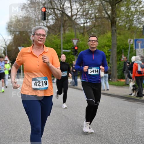 12.04.2026 - 45. Internationalen Wilhelmsburger Insellauf J. Mangold http://msf.ph/oto/9512186 12.04.2026 13:05:18 Ziel 5862, 5110, 4892, 5752, 3817, 5580, 2433, 5102, 5295, 3025, 3030, 5476, 4105, 3934, 5597, 5249, 5263, 5414, 4126, 3782, 3164, 4452, 4775, 5486, 4619, 3316, 4219, 4219, 5848, 2922 meine-sportfotos.de