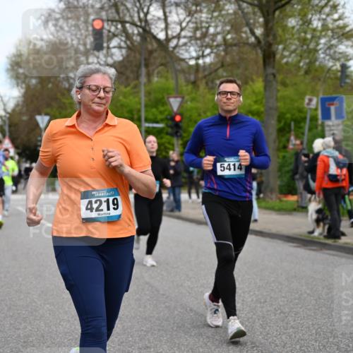 12.04.2026 - 45. Internationalen Wilhelmsburger Insellauf J. Mangold http://msf.ph/oto/9512187 12.04.2026 13:05:18 Ziel 5862, 5110, 4892, 5752, 3817, 5580, 2433, 5102, 5295, 3025, 3030, 5476, 4105, 3934, 5597, 5249, 5263, 5414, 4126, 3782, 3164, 4452, 4775, 5486, 4619, 3316, 4219, 4219, 5848, 2922 meine-sportfotos.de