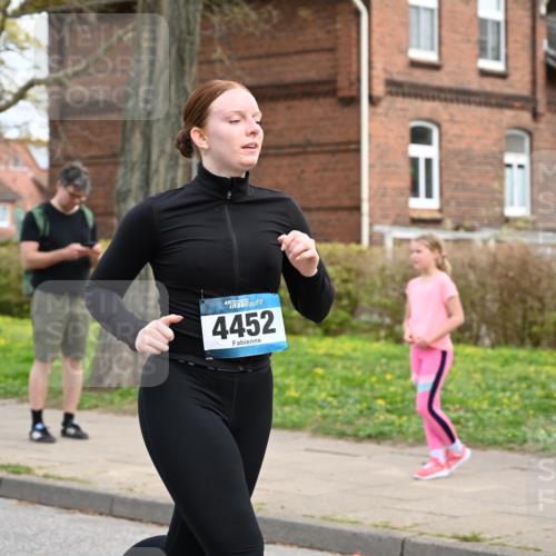 12.04.2026 - 45. Internationalen Wilhelmsburger Insellauf J. Mangold http://msf.ph/oto/9512200 12.04.2026 13:05:21 Ziel 5752, 3817, 5580, 2433, 5102, 5295, 3025, 3030, 5476, 4105, 3934, 5597, 5249, 5263, 5414, 4126, 3782, 3164, 3782, 3164, 4452, 4775, 5486, 4619, 3316, 4219, 5848, 2922, 3032 meine-sportfotos.de