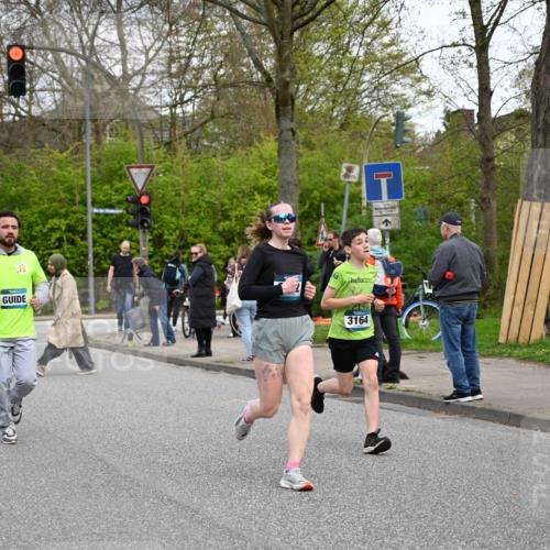 12.04.2026 - 45. Internationalen Wilhelmsburger Insellauf J. Mangold http://msf.ph/oto/9512211 12.04.2026 13:05:23 Ziel 3817, 5580, 2433, 5102, 5295, 3025, 3030, 5476, 4105, 3934, 5597, 5249, 5263, 5414, 4126, 3782, 3164, 4452, 4775, 4775, 5486, 4619, 3316, 4219, 5848, 2922, 3032, 4391, 5323, 4432 meine-sportfotos.de