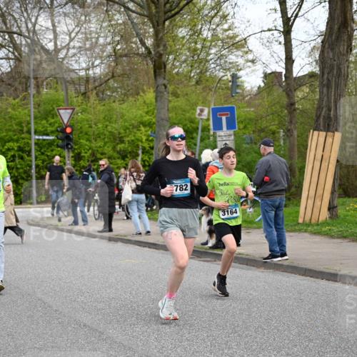 12.04.2026 - 45. Internationalen Wilhelmsburger Insellauf J. Mangold http://msf.ph/oto/9512213 12.04.2026 13:05:23 Ziel 3817, 5580, 2433, 5102, 5295, 3025, 3030, 5476, 4105, 3934, 5597, 5249, 5263, 5414, 4126, 3782, 3164, 4452, 4775, 4775, 5486, 4619, 3316, 4219, 5848, 2922, 3032, 4391, 5323, 4432 meine-sportfotos.de