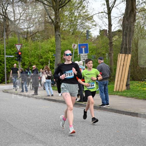 12.04.2026 - 45. Internationalen Wilhelmsburger Insellauf J. Mangold http://msf.ph/oto/9512214 12.04.2026 13:05:23 Ziel 3817, 5580, 2433, 5102, 5295, 3025, 3030, 5476, 4105, 3934, 5597, 5249, 5263, 5414, 4126, 3782, 3164, 4452, 4775, 4775, 5486, 4619, 3316, 4219, 5848, 2922, 3032, 4391, 5323, 4432 meine-sportfotos.de