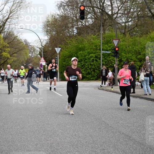 12.04.2026 - 45. Internationalen Wilhelmsburger Insellauf J. Mangold http://msf.ph/oto/9512249 12.04.2026 13:05:29 Ziel 2433, 5102, 5295, 3025, 3030, 5476, 4105, 3934, 5597, 5249, 5263, 5414, 4126, 3782, 3164, 4452, 4775, 5486, 4619, 3316, 4219, 5848, 2922, 2922, 3032, 4391, 5323, 4432, 4236, 5677 meine-sportfotos.de