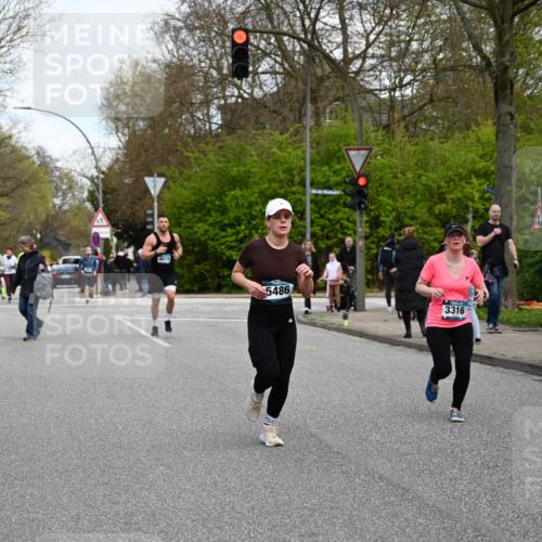 12.04.2026 - 45. Internationalen Wilhelmsburger Insellauf J. Mangold http://msf.ph/oto/9512257 12.04.2026 13:05:30 Ziel 5102, 5295, 3025, 3030, 5476, 4105, 3934, 5597, 5249, 5263, 5414, 4126, 3782, 3164, 4452, 4775, 5486, 4619, 3316, 4219, 4219, 5848, 2922, 3032, 4391, 5323, 4432, 4236, 5677, 4507, 4638 meine-sportfotos.de