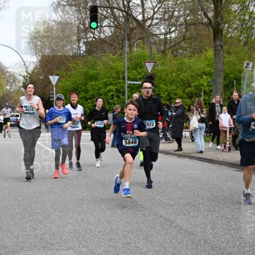 12.04.2026 - 45. Internationalen Wilhelmsburger Insellauf J. Mangold http://msf.ph/oto/9512329 12.04.2026 13:05:45 Ziel 4126, 3782, 3164, 4452, 4775, 5486, 4619, 3316, 4219, 5848, 2922, 3032, 4391, 5323, 4432, 4236, 5677, 4507, 4638, 4010, 4011, 5719, 4092, 4819, 5588, 2335, 4819, 5588, 2335, 4897, 2584, 3591, 5859, 4657, 4006, 5218, 4133, 3264, 4091, 3278, 3877, 3943, 3804 meine-sportfotos.de
