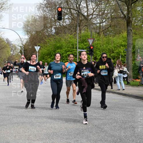 12.04.2026 - 45. Internationalen Wilhelmsburger Insellauf J. Mangold http://msf.ph/oto/9512531 12.04.2026 13:06:20 Ziel 4010, 4011, 5719, 4092, 4819, 5588, 2335, 4897, 2584, 3591, 5859, 4657, 4006, 5218, 4133, 3264, 4091, 3278, 3877, 3943, 3804, 3270, 2008, 3611, 5210, 4234, 4705, 4745, 3869, 3866, 2536, 4510, 4078, 4641, 4821, 4408, 3862, 4248, 4408, 3862, 4248, 4044, 5354, 5587, 4122, 5665, 4280, 5132, 5203, 4496, 2804, 4479, 4114, 4173, 4729, 4273, 3292, 5510 meine-sportfotos.de