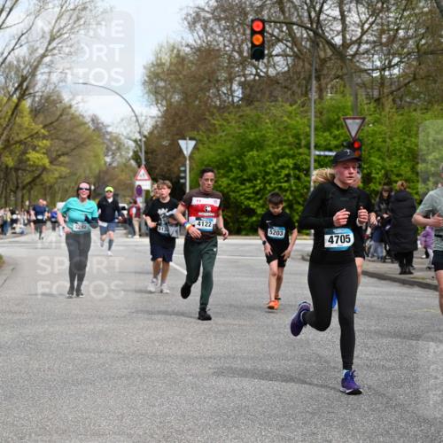 12.04.2026 - 45. Internationalen Wilhelmsburger Insellauf J. Mangold http://msf.ph/oto/9512568 12.04.2026 13:06:26 Ziel 4657, 4006, 5218, 4133, 3264, 4091, 3278, 3877, 3943, 3804, 3270, 2008, 3611, 5210, 4234, 4705, 4745, 3869, 3866, 2536, 4510, 4078, 4641, 4821, 4408, 3862, 4248, 4044, 5354, 5587, 5587, 4122, 5665, 4280, 5132, 5203, 4496, 2804, 4479, 4114, 4173, 4729, 4273, 4729, 4273, 3292, 5510, 4885, 4514 meine-sportfotos.de