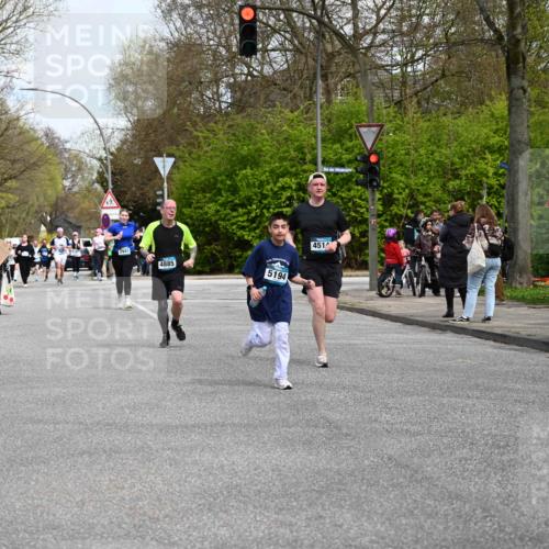 12.04.2026 - 45. Internationalen Wilhelmsburger Insellauf J. Mangold http://msf.ph/oto/9512662 12.04.2026 13:06:45 Ziel 4408, 3862, 4248, 4044, 5354, 5587, 4122, 5665, 4280, 5132, 5203, 4496, 2804, 4479, 4114, 4173, 4729, 4273, 3292, 5510, 4885, 4885, 4514, 4138, 4764, 4665, 5713, 5194, 5069, 5076, 4723, 4724, 2943, 4722, 5202, 4094, 3672, 5497, 5499, 5461, 3242, 5078 meine-sportfotos.de