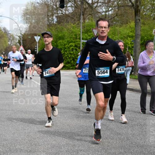 12.04.2026 - 45. Internationalen Wilhelmsburger Insellauf J. Mangold http://msf.ph/oto/9512942 12.04.2026 13:07:29 Ziel 3242, 5078, 2925, 5226, 2745, 5028, 5148, 3641, 5426, 5216, 5431, 5425, 5735, 5401, 2728, 2478, 2477, 5564, 4437, 4436, 2421, 4676, 3868, 4405, 4725, 4416, 3970, 4795, 3120, 5103, 4845, 5320, 5320, 5568, 4161, 5753, 4218, 4199, 5220, 3070, 4736 meine-sportfotos.de