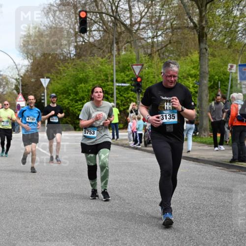 12.04.2026 - 45. Internationalen Wilhelmsburger Insellauf J. Mangold http://msf.ph/oto/9512995 12.04.2026 13:07:36 Ziel 5226, 2745, 5028, 5148, 3641, 5426, 5216, 5431, 5425, 5735, 5401, 2728, 2478, 2477, 5564, 4437, 4436, 2421, 4676, 3868, 4405, 4725, 4416, 3970, 4795, 4795, 3120, 5103, 4845, 5320, 5568, 4161, 5753, 4218, 4199, 5220, 3070, 4736, 4149, 4912, 4300, 3135, 3795 meine-sportfotos.de