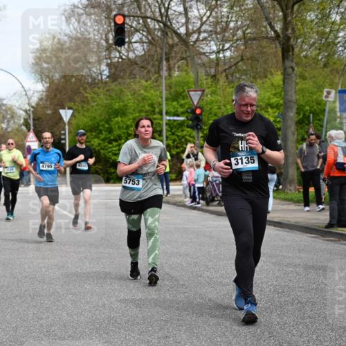 12.04.2026 - 45. Internationalen Wilhelmsburger Insellauf J. Mangold http://msf.ph/oto/9512996 12.04.2026 13:07:36 Ziel 5226, 2745, 5028, 5148, 3641, 5426, 5216, 5431, 5425, 5735, 5401, 2728, 2478, 2477, 5564, 4437, 4436, 2421, 4676, 3868, 4405, 4725, 4416, 3970, 4795, 4795, 3120, 5103, 4845, 5320, 5568, 4161, 5753, 4218, 4199, 5220, 3070, 4736, 4149, 4912, 4300, 3135, 3795 meine-sportfotos.de