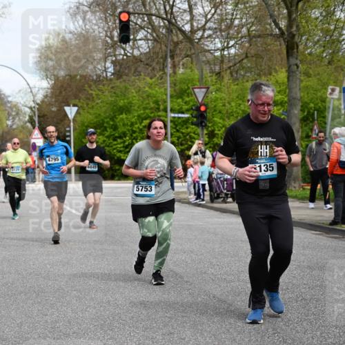 12.04.2026 - 45. Internationalen Wilhelmsburger Insellauf J. Mangold http://msf.ph/oto/9512998 12.04.2026 13:07:37 Ziel 5148, 3641, 5426, 5216, 5431, 5425, 5735, 5401, 2728, 2478, 2477, 5564, 4437, 4436, 2421, 4676, 3868, 4405, 4725, 4416, 3970, 4795, 3120, 5103, 4845, 5320, 5568, 4161, 5753, 4218, 4199, 5220, 5220, 3070, 4736, 4149, 4912, 4300, 3135, 3795, 5215 meine-sportfotos.de