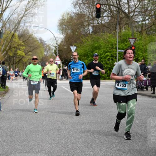 12.04.2026 - 45. Internationalen Wilhelmsburger Insellauf J. Mangold http://msf.ph/oto/9513001 12.04.2026 13:07:37 Ziel 5148, 3641, 5426, 5216, 5431, 5425, 5735, 5401, 2728, 2478, 2477, 5564, 4437, 4436, 2421, 4676, 3868, 4405, 4725, 4416, 3970, 4795, 3120, 5103, 4845, 5320, 5568, 4161, 5753, 4218, 4199, 5220, 5220, 3070, 4736, 4149, 4912, 4300, 3135, 3795, 5215 meine-sportfotos.de