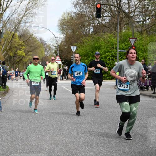 12.04.2026 - 45. Internationalen Wilhelmsburger Insellauf J. Mangold http://msf.ph/oto/9513002 12.04.2026 13:07:37 Ziel 5148, 3641, 5426, 5216, 5431, 5425, 5735, 5401, 2728, 2478, 2477, 5564, 4437, 4436, 2421, 4676, 3868, 4405, 4725, 4416, 3970, 4795, 3120, 5103, 4845, 5320, 5568, 4161, 5753, 4218, 4199, 5220, 5220, 3070, 4736, 4149, 4912, 4300, 3135, 3795, 5215 meine-sportfotos.de