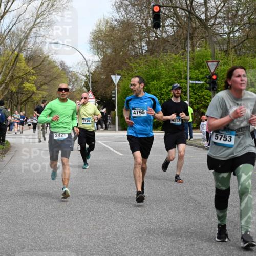 12.04.2026 - 45. Internationalen Wilhelmsburger Insellauf J. Mangold http://msf.ph/oto/9513008 12.04.2026 13:07:38 Ziel 5148, 3641, 5426, 5216, 5431, 5425, 5735, 5401, 2728, 2478, 2477, 5564, 4437, 4436, 2421, 4676, 3868, 4405, 4725, 4416, 3970, 4795, 3120, 5103, 4845, 5320, 5568, 4161, 5753, 4218, 4199, 5220, 3070, 4736, 4149, 4912, 4300, 3135, 3795, 5215, 4940 meine-sportfotos.de