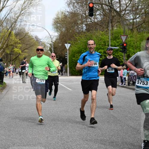 12.04.2026 - 45. Internationalen Wilhelmsburger Insellauf J. Mangold http://msf.ph/oto/9513012 12.04.2026 13:07:38 Ziel 5148, 3641, 5426, 5216, 5431, 5425, 5735, 5401, 2728, 2478, 2477, 5564, 4437, 4436, 2421, 4676, 3868, 4405, 4725, 4416, 3970, 4795, 3120, 5103, 4845, 5320, 5568, 4161, 5753, 4218, 4199, 5220, 3070, 4736, 4149, 4912, 4300, 3135, 3795, 5215, 4940 meine-sportfotos.de