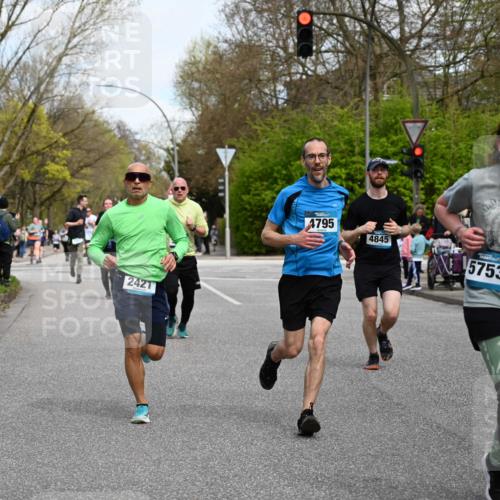 12.04.2026 - 45. Internationalen Wilhelmsburger Insellauf J. Mangold http://msf.ph/oto/9513013 12.04.2026 13:07:38 Ziel 5148, 3641, 5426, 5216, 5431, 5425, 5735, 5401, 2728, 2478, 2477, 5564, 4437, 4436, 2421, 4676, 3868, 4405, 4725, 4416, 3970, 4795, 3120, 5103, 4845, 5320, 5568, 4161, 5753, 4218, 4199, 5220, 3070, 4736, 4149, 4912, 4300, 3135, 3795, 5215, 4940 meine-sportfotos.de