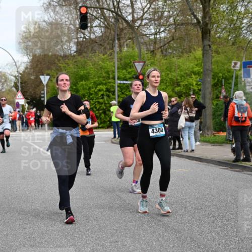 12.04.2026 - 45. Internationalen Wilhelmsburger Insellauf J. Mangold http://msf.ph/oto/9513052 12.04.2026 13:07:45 Ziel 5216, 5431, 5425, 5735, 5401, 2728, 2478, 2477, 5564, 4437, 4436, 2421, 4676, 3868, 4405, 4725, 4416, 3970, 4795, 3120, 5103, 4845, 5320, 5568, 5568, 4161, 5753, 4218, 4199, 5220, 3070, 4736, 4149, 4912, 4300, 3135, 3795, 4300, 3135, 3795, 5215, 4940, 4454, 4046, 4824, 5548, 5547, 4640 meine-sportfotos.de