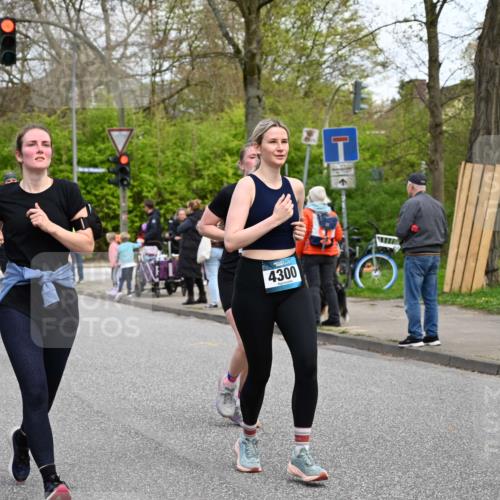 12.04.2026 - 45. Internationalen Wilhelmsburger Insellauf J. Mangold http://msf.ph/oto/9513061 12.04.2026 13:07:46 Ziel 5431, 5425, 5735, 5401, 2728, 2478, 2477, 5564, 4437, 4436, 2421, 4676, 3868, 4405, 4725, 4416, 3970, 4795, 3120, 5103, 4845, 5320, 5568, 4161, 5753, 4161, 5753, 4218, 4199, 5220, 3070, 4736, 4149, 4912, 4300, 3135, 3795, 5215, 4940, 4454, 4046, 4824, 5548, 5547, 4640, 5231 meine-sportfotos.de