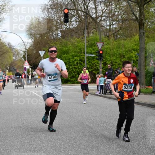12.04.2026 - 45. Internationalen Wilhelmsburger Insellauf J. Mangold http://msf.ph/oto/9513082 12.04.2026 13:07:49 Ziel 5735, 5401, 2728, 2478, 2477, 5564, 4437, 4436, 2421, 4676, 3868, 4405, 4725, 4416, 3970, 4795, 3120, 5103, 4845, 5320, 5568, 4161, 5753, 4218, 4199, 5220, 5220, 3070, 4736, 4149, 4912, 4300, 3135, 3795, 5215, 5215, 4940, 4454, 4046, 4824, 5548, 5547, 4640, 5231, 5306 meine-sportfotos.de