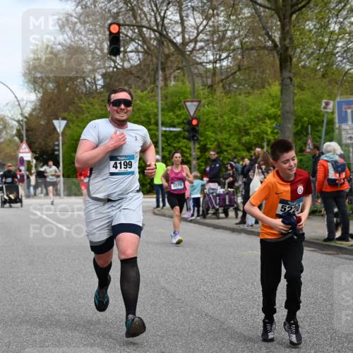 12.04.2026 - 45. Internationalen Wilhelmsburger Insellauf J. Mangold http://msf.ph/oto/9513088 12.04.2026 13:07:49 Ziel 5735, 5401, 2728, 2478, 2477, 5564, 4437, 4436, 2421, 4676, 3868, 4405, 4725, 4416, 3970, 4795, 3120, 5103, 4845, 5320, 5568, 4161, 5753, 4218, 4199, 5220, 5220, 3070, 4736, 4149, 4912, 4300, 3135, 3795, 5215, 5215, 4940, 4454, 4046, 4824, 5548, 5547, 4640, 5231, 5306 meine-sportfotos.de
