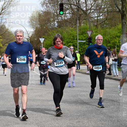 12.04.2026 - 45. Internationalen Wilhelmsburger Insellauf J. Mangold http://msf.ph/oto/9513179 12.04.2026 13:08:04 Ziel 3120, 5103, 4845, 5320, 5568, 4161, 5753, 4218, 4199, 5220, 3070, 4736, 4149, 4912, 4300, 3135, 3795, 5215, 4940, 4454, 4046, 4824, 5548, 5547, 4640, 5231, 5306, 3896, 4967, 2436, 2045, 3745, 2046, 4102, 5795, 4860, 5313 meine-sportfotos.de