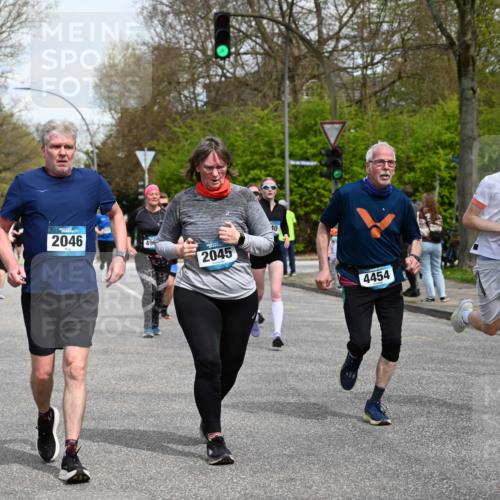 12.04.2026 - 45. Internationalen Wilhelmsburger Insellauf J. Mangold http://msf.ph/oto/9513180 12.04.2026 13:08:04 Ziel 3120, 5103, 4845, 5320, 5568, 4161, 5753, 4218, 4199, 5220, 3070, 4736, 4149, 4912, 4300, 3135, 3795, 5215, 4940, 4454, 4046, 4824, 5548, 5547, 4640, 5231, 5306, 3896, 4967, 2436, 2045, 3745, 2046, 4102, 5795, 4860, 5313 meine-sportfotos.de