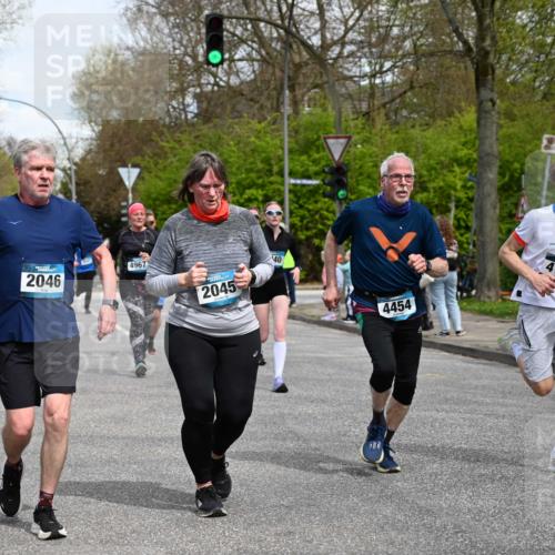 12.04.2026 - 45. Internationalen Wilhelmsburger Insellauf J. Mangold http://msf.ph/oto/9513181 12.04.2026 13:08:04 Ziel 3120, 5103, 4845, 5320, 5568, 4161, 5753, 4218, 4199, 5220, 3070, 4736, 4149, 4912, 4300, 3135, 3795, 5215, 4940, 4454, 4046, 4824, 5548, 5547, 4640, 5231, 5306, 3896, 4967, 2436, 2045, 3745, 2046, 4102, 5795, 4860, 5313 meine-sportfotos.de