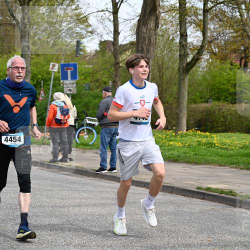 12.04.2026 - 45. Internationalen Wilhelmsburger Insellauf J. Mangold http://msf.ph/oto/9513185 12.04.2026 13:08:05 Ziel 5320, 5568, 4161, 5753, 4218, 4199, 5220, 3070, 4736, 4149, 4912, 4300, 3135, 3795, 5215, 4940, 4454, 4046, 4824, 5548, 5547, 4640, 5231, 5306, 3896, 4967, 4967, 2436, 2045, 3745, 2046, 4102, 5795, 4860, 5313, 5027, 5093 meine-sportfotos.de