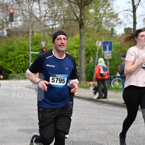 12.04.2026 - 45. Internationalen Wilhelmsburger Insellauf J. Mangold http://msf.ph/oto/9513292 12.04.2026 13:08:28 Ziel 4454, 4046, 4824, 5548, 5547, 4640, 5231, 5306, 3896, 4967, 2436, 2045, 3745, 2046, 4102, 5795, 4860, 5313, 5027, 5093, 5020, 4265, 3035, 5305, 4757, 4039, 4901, 5746, 2560, 5229, 2077, 2923, 4652, 2260, 3261, 5324, 3406, 3359, 2981, 5712, 3791, 4453, 4204 meine-sportfotos.de
