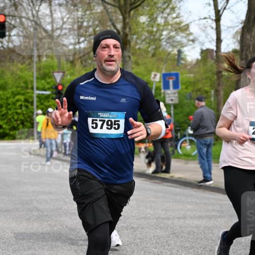 12.04.2026 - 45. Internationalen Wilhelmsburger Insellauf J. Mangold http://msf.ph/oto/9513294 12.04.2026 13:08:29 Ziel 4454, 4046, 4824, 5548, 5547, 4640, 5231, 5306, 3896, 4967, 2436, 2045, 3745, 2046, 4102, 5795, 4860, 5313, 5027, 5093, 5027, 5093, 5020, 4265, 3035, 5305, 4757, 4039, 4901, 5746, 2560, 5229, 5229, 2077, 2923, 4652, 2260, 3261, 5324, 3406, 3359, 2981, 5712, 3791, 4453, 4204 meine-sportfotos.de