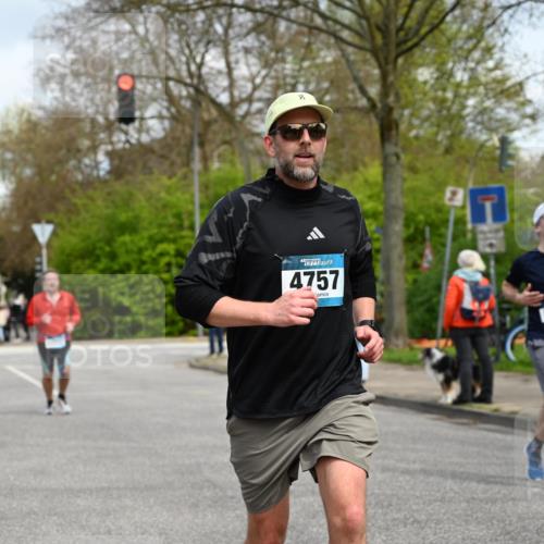 12.04.2026 - 45. Internationalen Wilhelmsburger Insellauf J. Mangold http://msf.ph/oto/9513330 12.04.2026 13:08:38 Ziel 3896, 4967, 2436, 2045, 3745, 2046, 4102, 5795, 4860, 5313, 5027, 5093, 5020, 4265, 3035, 5305, 4757, 4039, 4901, 5746, 2560, 5229, 2077, 2923, 4652, 2260, 3261, 5324, 3406, 3359, 2981, 5712, 3791, 5712, 3791, 4453, 4204, 4611, 2440, 2011, 5783, 4973 meine-sportfotos.de