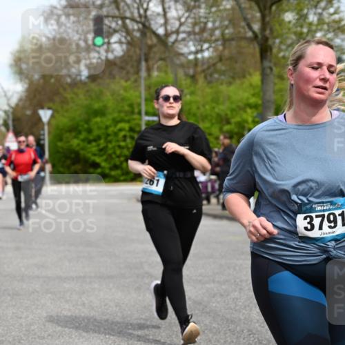 12.04.2026 - 45. Internationalen Wilhelmsburger Insellauf J. Mangold http://msf.ph/oto/9513355 12.04.2026 13:08:43 Ziel 2436, 2045, 3745, 2046, 4102, 5795, 4860, 5313, 5027, 5093, 5020, 4265, 3035, 5305, 4757, 4039, 4901, 5746, 2560, 5229, 2077, 2923, 4652, 2260, 3261, 5324, 3406, 3359, 2981, 5712, 3791, 4453, 4204, 4611, 2440, 2011, 5783, 4973, 4771, 5586, 5596, 4777 meine-sportfotos.de