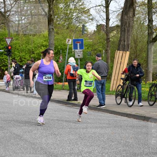 12.04.2026 - 45. Internationalen Wilhelmsburger Insellauf J. Mangold http://msf.ph/oto/9513534 12.04.2026 13:09:17 Ziel 4611, 2440, 2011, 5783, 4973, 4771, 5586, 5596, 4777, 5641, 5631, 4318, 4911, 4857, 3076, 5682, 5611, 5108, 5108, 4288, 5190, 3121, 2337, 3056, 2688, 4776, 2689, 5095, 3571, 5760, 3019, 3440, 5761, 5761, 4335, 3807, 4794, 2687, 5090, 5256, 4419, 5454 meine-sportfotos.de