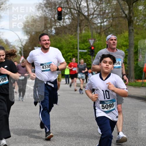 12.04.2026 - 45. Internationalen Wilhelmsburger Insellauf J. Mangold http://msf.ph/oto/9513590 12.04.2026 13:09:25 Ziel 5783, 4973, 4771, 5586, 5596, 4777, 5641, 5631, 4318, 4911, 4857, 3076, 5682, 5611, 5108, 4288, 5190, 3121, 2337, 3056, 2688, 4776, 2689, 5095, 5095, 3571, 5760, 3019, 3440, 5761, 4335, 3807, 4794, 3807, 4794, 2687, 5090, 5256, 4419, 5454, 5624, 5005, 3557, 3729, 3890, 5282 meine-sportfotos.de