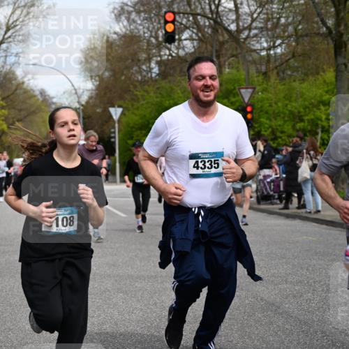 12.04.2026 - 45. Internationalen Wilhelmsburger Insellauf J. Mangold http://msf.ph/oto/9513596 12.04.2026 13:09:26 Ziel 4973, 4771, 5586, 5596, 4777, 5641, 5631, 4318, 4911, 4857, 3076, 5682, 5611, 5108, 4288, 5190, 3121, 2337, 3056, 2688, 4776, 2689, 5095, 3571, 3571, 5760, 3019, 3440, 5761, 4335, 3807, 4794, 2687, 5090, 5256, 4419, 5454, 5624, 5005, 3557, 3729, 3890, 5282 meine-sportfotos.de