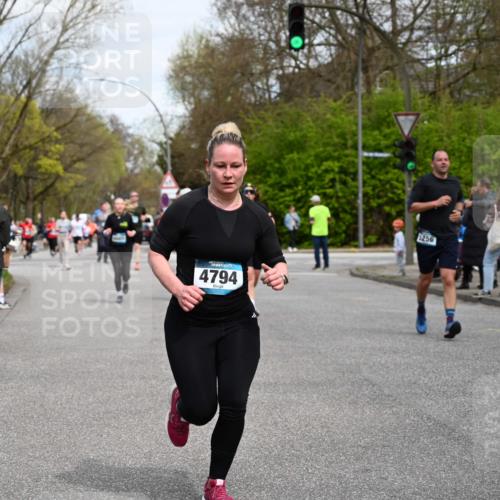 12.04.2026 - 45. Internationalen Wilhelmsburger Insellauf J. Mangold http://msf.ph/oto/9513670 12.04.2026 13:09:36 Ziel 4318, 4911, 4857, 3076, 5682, 5611, 5108, 4288, 5190, 3121, 2337, 3056, 2688, 4776, 2689, 5095, 3571, 5760, 3019, 3440, 5761, 4335, 3807, 4794, 2687, 5090, 5256, 4419, 5454, 5624, 5005, 3557, 3729, 3890, 3890, 5282, 2072, 5130, 3004, 2103, 5089, 2001, 4116, 2743, 3673, 4961, 3919, 3793, 3549, 5646, 5287 meine-sportfotos.de