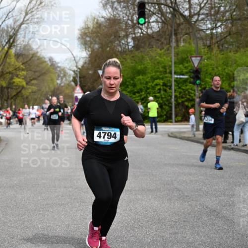 12.04.2026 - 45. Internationalen Wilhelmsburger Insellauf J. Mangold http://msf.ph/oto/9513671 12.04.2026 13:09:36 Ziel 4318, 4911, 4857, 3076, 5682, 5611, 5108, 4288, 5190, 3121, 2337, 3056, 2688, 4776, 2689, 5095, 3571, 5760, 3019, 3440, 5761, 4335, 3807, 4794, 2687, 5090, 5256, 4419, 5454, 5624, 5005, 3557, 3729, 3890, 3890, 5282, 2072, 5130, 3004, 2103, 5089, 2001, 4116, 2743, 3673, 4961, 3919, 3793, 3549, 5646, 5287 meine-sportfotos.de