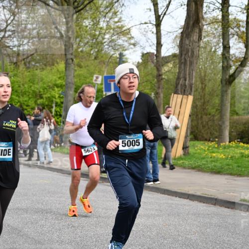 12.04.2026 - 45. Internationalen Wilhelmsburger Insellauf J. Mangold http://msf.ph/oto/9513701 12.04.2026 13:09:42 Ziel 5108, 4288, 5190, 3121, 2337, 3056, 2688, 4776, 2689, 5095, 3571, 5760, 3019, 3440, 5761, 4335, 3807, 4794, 2687, 5090, 5256, 4419, 5454, 5624, 5005, 5624, 5005, 3557, 3729, 3890, 5282, 2072, 5130, 3004, 2103, 5089, 2001, 4116, 2743, 3673, 4961, 3919, 3793, 3549, 5646, 5287, 4910, 4278, 4935, 2129, 2982, 2121 meine-sportfotos.de