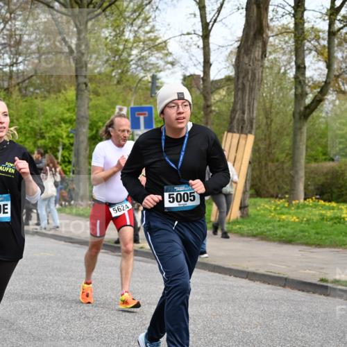 12.04.2026 - 45. Internationalen Wilhelmsburger Insellauf J. Mangold http://msf.ph/oto/9513702 12.04.2026 13:09:42 Ziel 5108, 4288, 5190, 3121, 2337, 3056, 2688, 4776, 2689, 5095, 3571, 5760, 3019, 3440, 5761, 4335, 3807, 4794, 2687, 5090, 5256, 4419, 5454, 5624, 5005, 5624, 5005, 3557, 3729, 3890, 5282, 2072, 5130, 3004, 2103, 5089, 2001, 4116, 2743, 3673, 4961, 3919, 3793, 3549, 5646, 5287, 4910, 4278, 4935, 2129, 2982, 2121 meine-sportfotos.de
