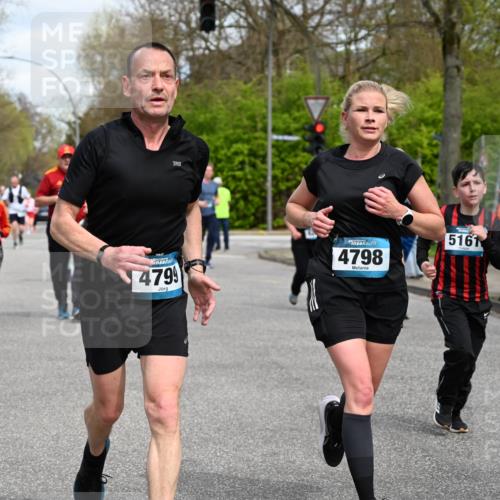 12.04.2026 - 45. Internationalen Wilhelmsburger Insellauf J. Mangold http://msf.ph/oto/9514063 12.04.2026 13:10:35 Ziel 4250, 5612, 3338, 5704, 4578, 4579, 4356, 3445, 3446, 4562, 3654, 3269, 4552, 3285, 3288, 5444, 5443, 5830, 5259, 3407, 3948, 3949, 4540, 2315, 5494, 4909, 5004, 4969, 5762, 4769, 4798, 4769, 4798, 4134, 4799, 5681, 2897, 3462, 5160, 5768, 3243, 4916, 5161, 3211, 5584, 4770, 5246, 2926, 2927, 5195, 4692, 5417, 5199, 2889, 2714, 4216, 4895, 3932, 2114, 2519, 2113 meine-sportfotos.de