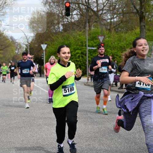12.04.2026 - 45. Internationalen Wilhelmsburger Insellauf J. Mangold http://msf.ph/oto/9514209 12.04.2026 13:11:11 Ziel 5246, 2926, 2927, 5195, 4692, 5417, 5199, 2889, 2714, 4216, 4895, 3932, 2114, 2519, 2113, 2076, 4106, 3247, 5180, 3101, 3734, 4796, 2461, 4810, 3994, 4558, 3573, 4427, 2844, 3115, 4726, 4051, 2827, 2825, 4985, 4193, 3643, 5525, 5403, 2084, 5772, 3733, 4730, 3969, 3055, 4664, 2396, 3079 meine-sportfotos.de