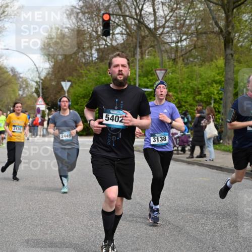 12.04.2026 - 45. Internationalen Wilhelmsburger Insellauf J. Mangold http://msf.ph/oto/9514382 12.04.2026 13:11:37 Ziel 2461, 4810, 3994, 4558, 3573, 4427, 2844, 3115, 4726, 4051, 2827, 2825, 4985, 4193, 3643, 5525, 5403, 2084, 5772, 3733, 4730, 3969, 3055, 4664, 2396, 3079, 3138, 3138, 5402, 2136, 4683, 5640, 4480, 4987, 2445, 4930, 2024, 4328, 4328, 4276, 5031, 4532, 2742, 5437 meine-sportfotos.de
