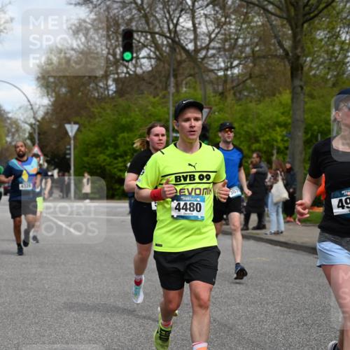 12.04.2026 - 45. Internationalen Wilhelmsburger Insellauf J. Mangold http://msf.ph/oto/9514450 12.04.2026 13:11:45 Ziel 2827, 2825, 4985, 4193, 3643, 5525, 5403, 2084, 5772, 3733, 4730, 3969, 3055, 4664, 2396, 3079, 3138, 5402, 2136, 4683, 5640, 4480, 4987, 2445, 4987, 2445, 4930, 2024, 4328, 4276, 5031, 4532, 2742, 5437, 4847, 4846, 4850, 4550, 3914 meine-sportfotos.de