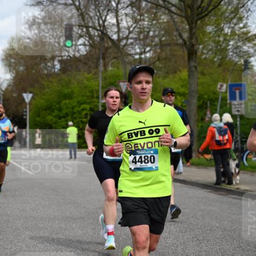 12.04.2026 - 45. Internationalen Wilhelmsburger Insellauf J. Mangold http://msf.ph/oto/9514454 12.04.2026 13:11:46 Ziel 4985, 4193, 3643, 5525, 5403, 2084, 5772, 3733, 4730, 3969, 3055, 4664, 2396, 3079, 3138, 5402, 2136, 4683, 5640, 4480, 4987, 2445, 4930, 4930, 2024, 4328, 4276, 5031, 4532, 2742, 5437, 4847, 4846, 4850, 4550, 3914 meine-sportfotos.de