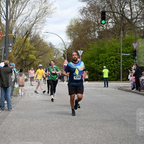 12.04.2026 - 45. Internationalen Wilhelmsburger Insellauf J. Mangold http://msf.ph/oto/9514456 12.04.2026 13:11:47 Ziel 4985, 4193, 3643, 5525, 5403, 2084, 5772, 3733, 4730, 3969, 3055, 4664, 2396, 3079, 3138, 5402, 2136, 4683, 5640, 4480, 4987, 2445, 4930, 2024, 2024, 4328, 4276, 5031, 4532, 2742, 5437, 4847, 4846, 4850, 4550, 3914, 2545, 3352 meine-sportfotos.de