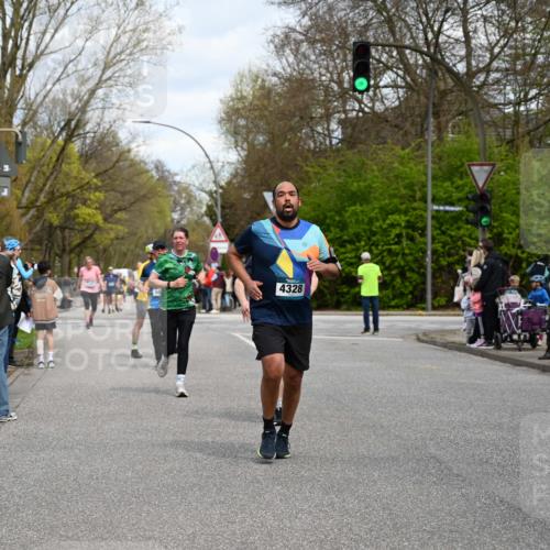 12.04.2026 - 45. Internationalen Wilhelmsburger Insellauf J. Mangold http://msf.ph/oto/9514461 12.04.2026 13:11:47 Ziel 4985, 4193, 3643, 5525, 5403, 2084, 5772, 3733, 4730, 3969, 3055, 4664, 2396, 3079, 3138, 5402, 2136, 4683, 5640, 4480, 4987, 2445, 4930, 2024, 2024, 4328, 4276, 5031, 4532, 2742, 5437, 4847, 4846, 4850, 4550, 3914, 2545, 3352 meine-sportfotos.de