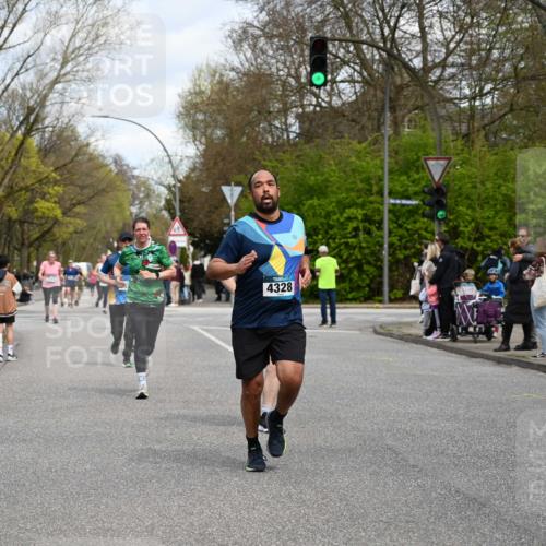 12.04.2026 - 45. Internationalen Wilhelmsburger Insellauf J. Mangold http://msf.ph/oto/9514465 12.04.2026 13:11:47 Ziel 4985, 4193, 3643, 5525, 5403, 2084, 5772, 3733, 4730, 3969, 3055, 4664, 2396, 3079, 3138, 5402, 2136, 4683, 5640, 4480, 4987, 2445, 4930, 2024, 2024, 4328, 4276, 5031, 4532, 2742, 5437, 4847, 4846, 4850, 4550, 3914, 2545, 3352 meine-sportfotos.de