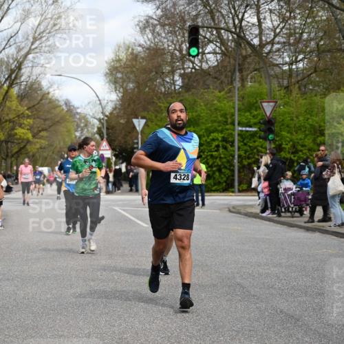 12.04.2026 - 45. Internationalen Wilhelmsburger Insellauf J. Mangold http://msf.ph/oto/9514467 12.04.2026 13:11:48 Ziel 4193, 3643, 5525, 5403, 2084, 5772, 3733, 4730, 3969, 3055, 4664, 2396, 3079, 3138, 5402, 2136, 4683, 5640, 4480, 4987, 2445, 4930, 2024, 4328, 4276, 5031, 4532, 2742, 5437, 4847, 4846, 4850, 4550, 3914, 2545, 3352 meine-sportfotos.de