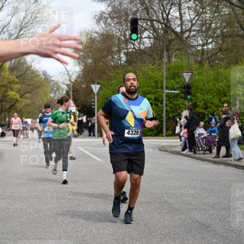 12.04.2026 - 45. Internationalen Wilhelmsburger Insellauf J. Mangold http://msf.ph/oto/9514469 12.04.2026 13:11:48 Ziel 4193, 3643, 5525, 5403, 2084, 5772, 3733, 4730, 3969, 3055, 4664, 2396, 3079, 3138, 5402, 2136, 4683, 5640, 4480, 4987, 2445, 4930, 2024, 4328, 4276, 5031, 4532, 2742, 5437, 4847, 4846, 4850, 4550, 3914, 2545, 3352 meine-sportfotos.de